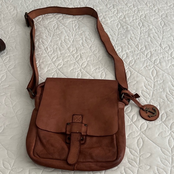 Elegant Tan Leather Messenger Bag - Picture 1 of 3
